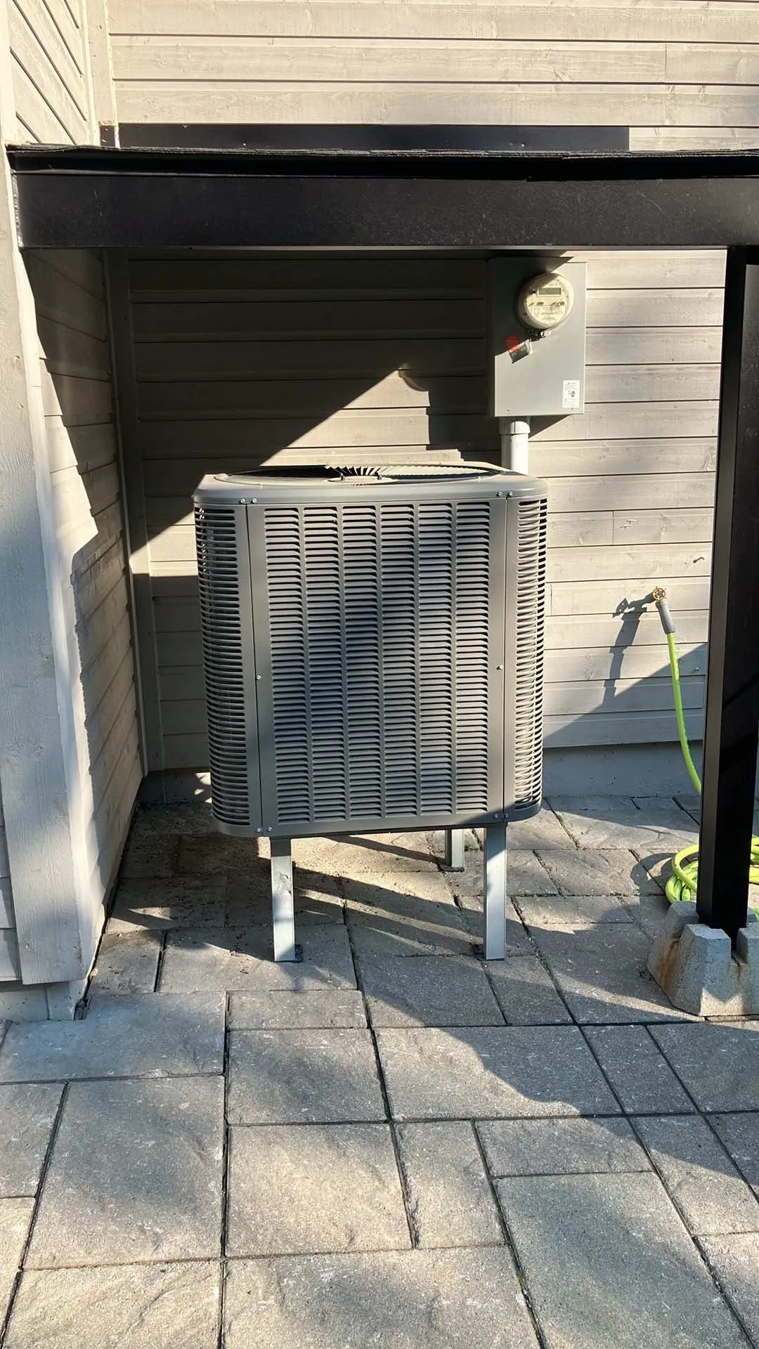 Coupez l’électricité : Avant toute intervention, mettez le système hors tension à partir du thermostat ou coupez le disjoncteur relié à l’unité extérieure afin de travailler en toute sécurité. Libérez l’espace autour de l’appareil : Retirez les feuilles,
