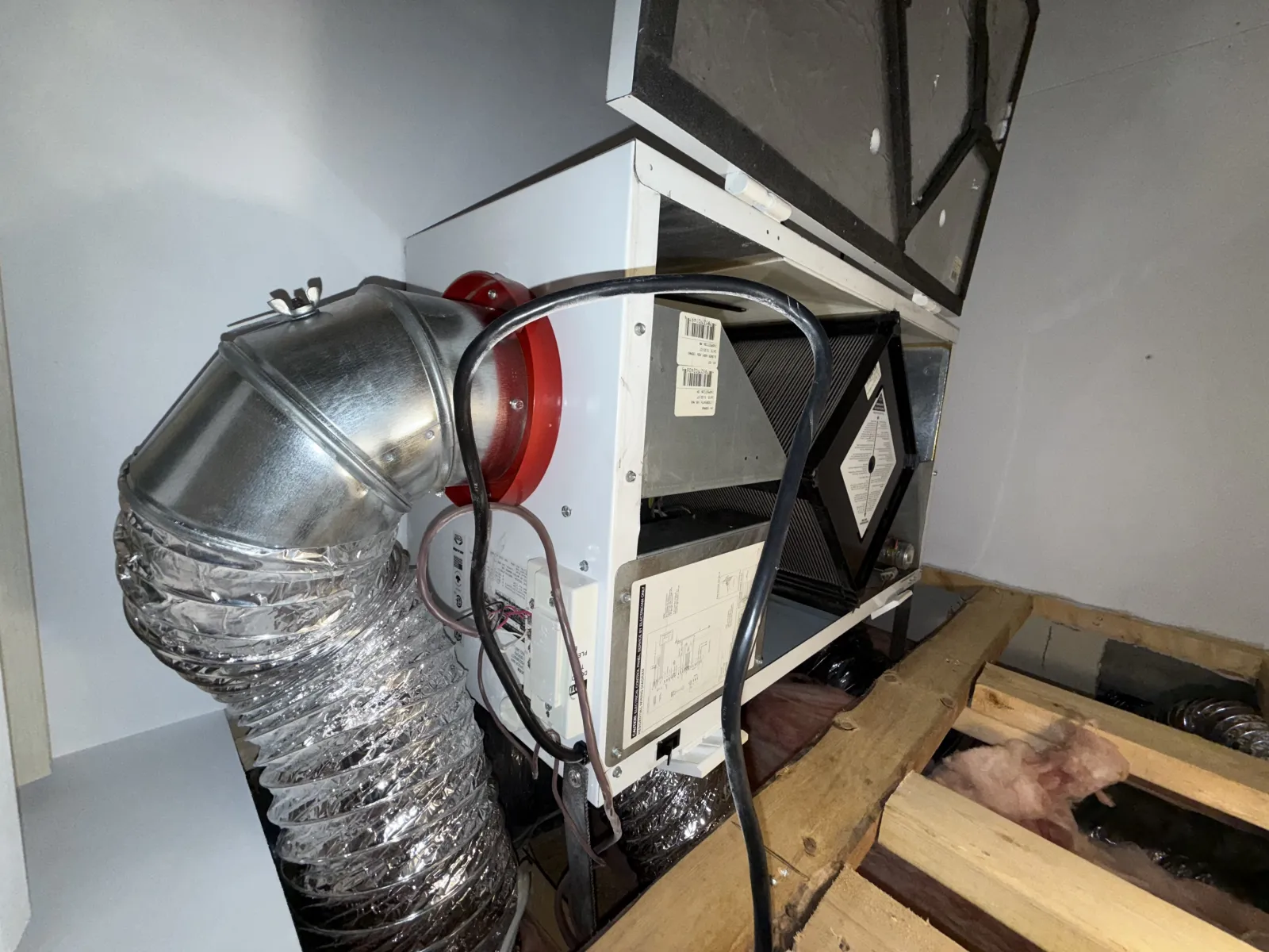 Échangeur d'air résidentiel propre installé au sous-sol