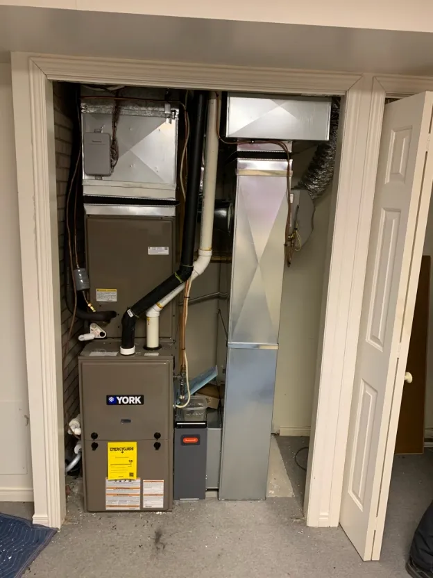 Technicien nettoyant les conduits de ventilation d'une maison résidentielle