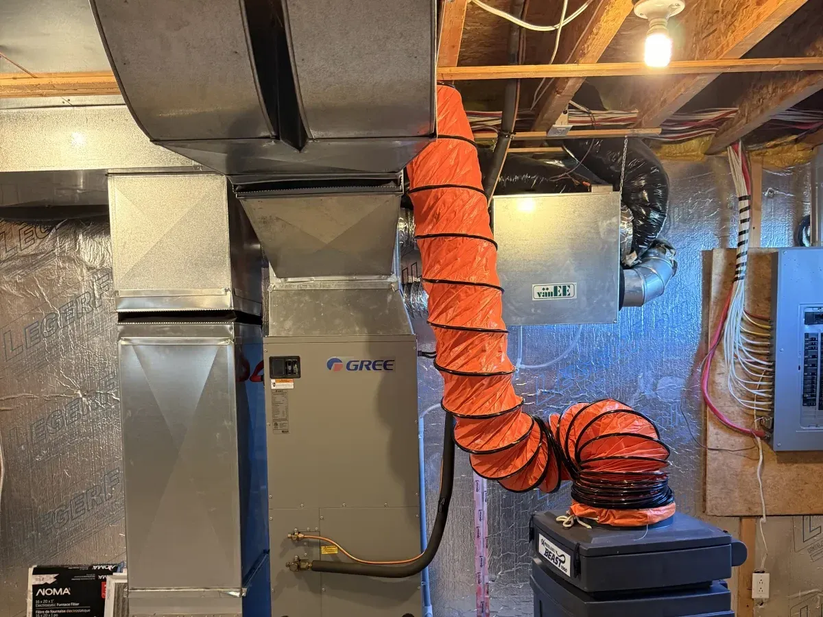 Conduit de ventilation résidentiel propre après nettoyage professionnel